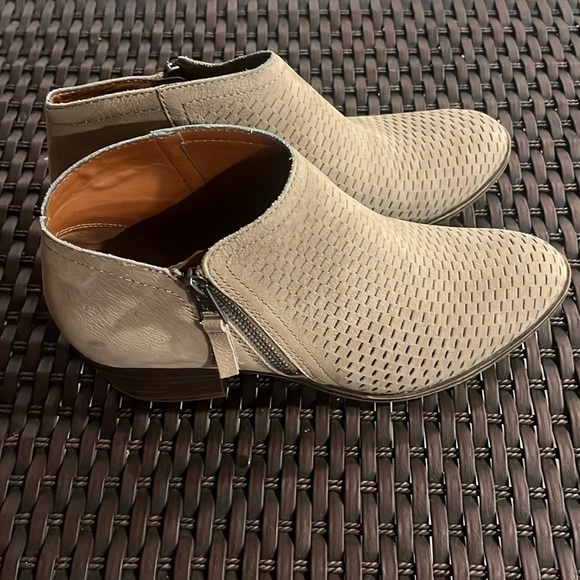 LUCKY BRAND | Brielly Tan Ankle Bootie Perforated Leather 9 - Picture 2 of 10